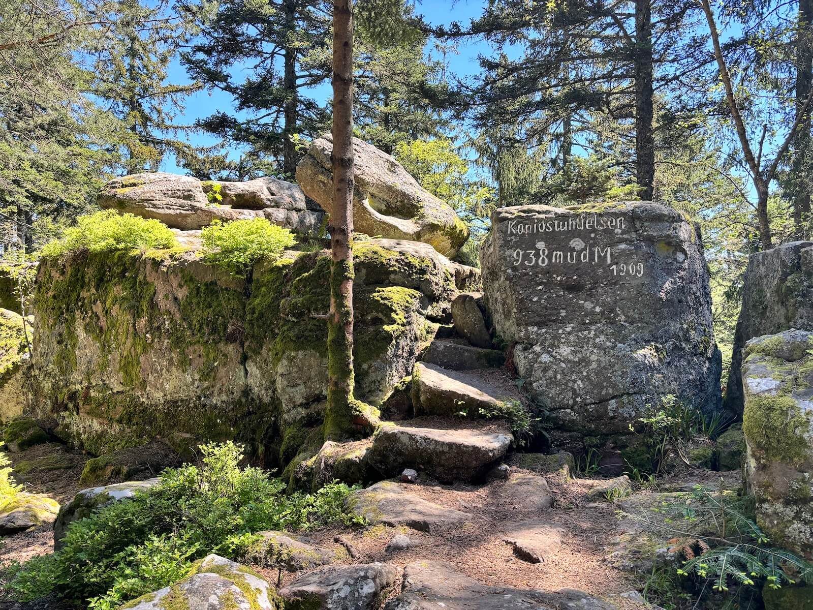 Le Koenigsstuhl et la roche du Tétras par Saint-Alexis